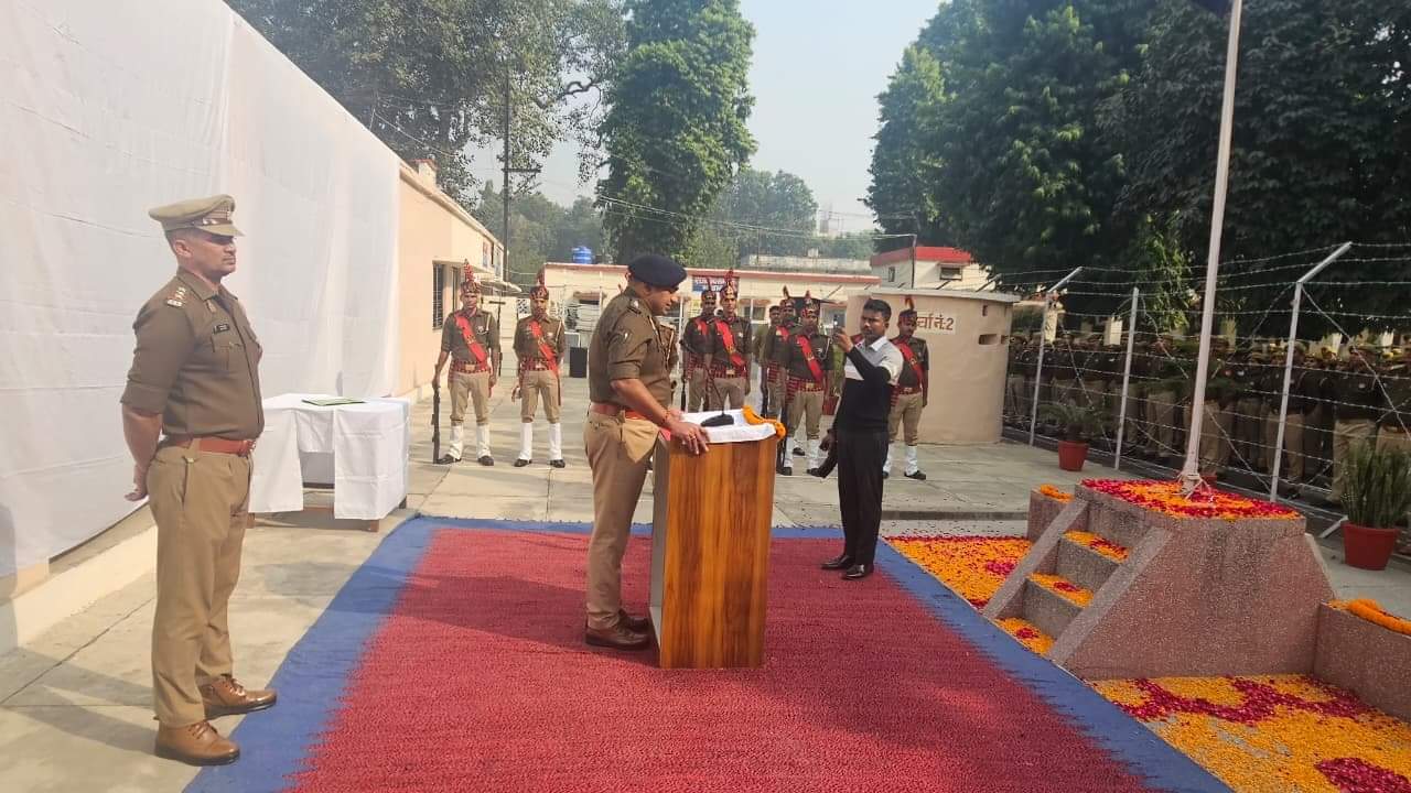 पुलिस लाइन में हुआ झंडा दिवस का कार्यक्रम