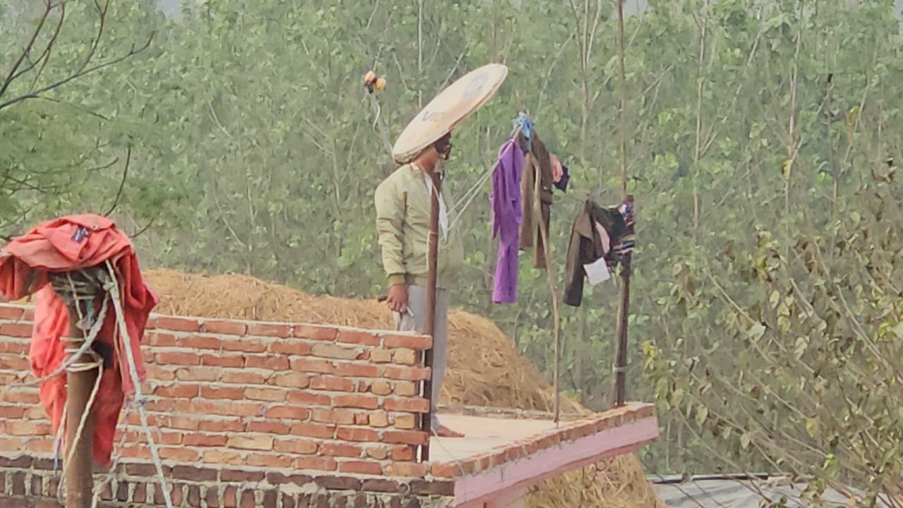 Rampur Crime Husband Shoots Wife After Argument Climbs Roof for Seven Hours