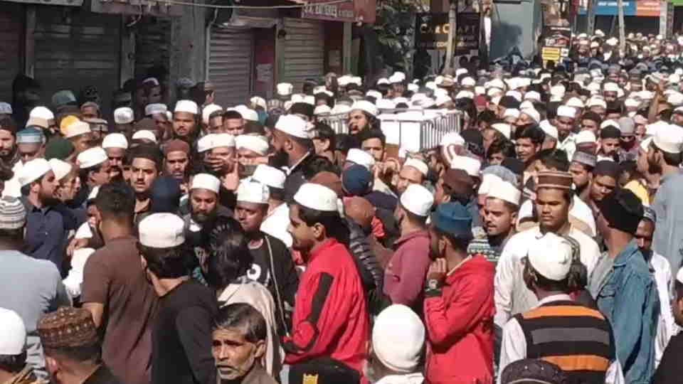 Crowd gathered for funeral prayer of News city Qazi Maulana Mohammad Ahmed Qasmi who died suddenly