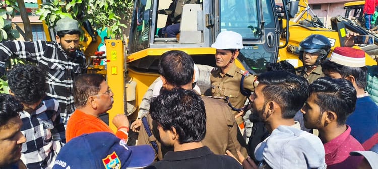 Vikasnagar: शक्ति नहर किनारे अतिक्रमण हटाने पहुंची यूजेवीएनएल और पुलिस-प्रशासन की टीम, ग्रामीणों ने किया विरोध