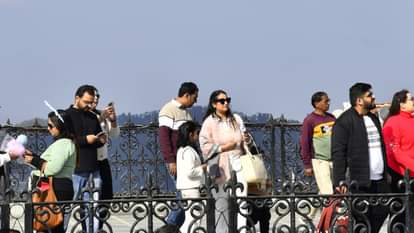 Himachal Tourism Business remained sluggish over the weekend in Shimla with fewer tourists arriving