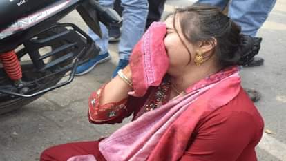 टैंपों से आभूषण चोरी होने पर विलाप करती महिला