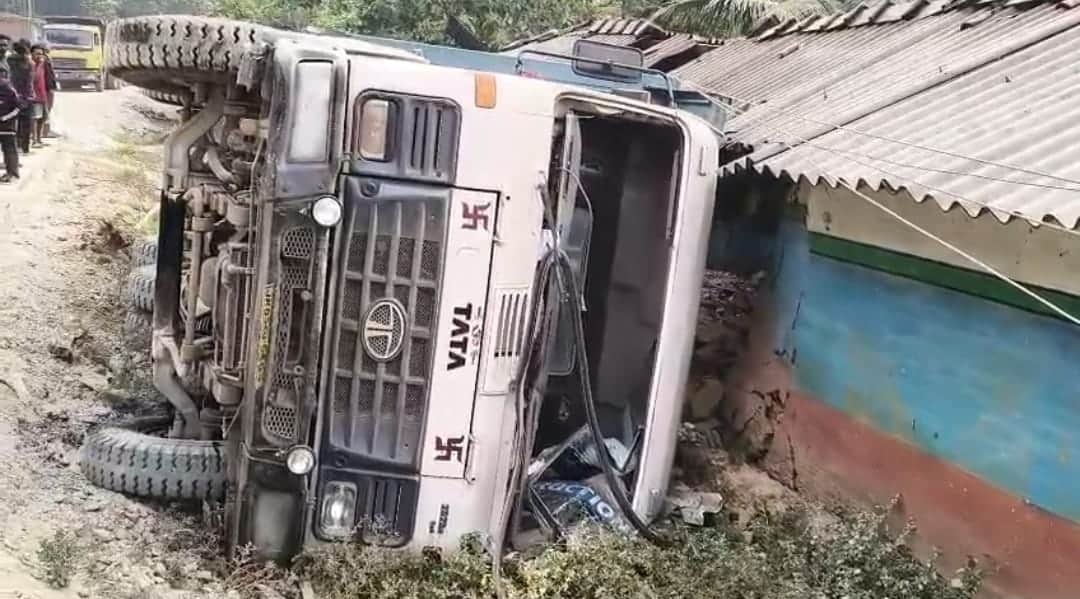 ट्रक पलटा