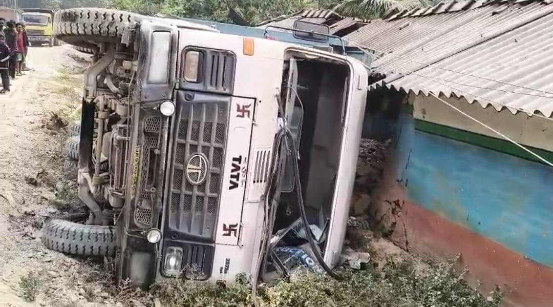 ट्रक पलटा