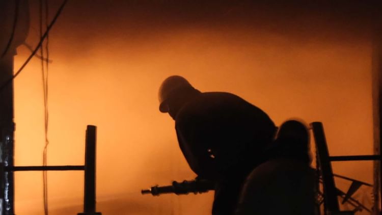 प्लास्टिक गोदाम में भीषण आग: दिल्ली के कापसहेड़ा-राजोकरी बॉर्डर के पास की घटना, 20 दमकलें मौके पर मौजूद