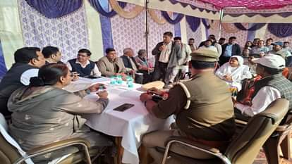 थाना दिवस में लोगों की शिकायत सुनते सांसद अनूप प्रधान, विधायक अंजुला माहौर