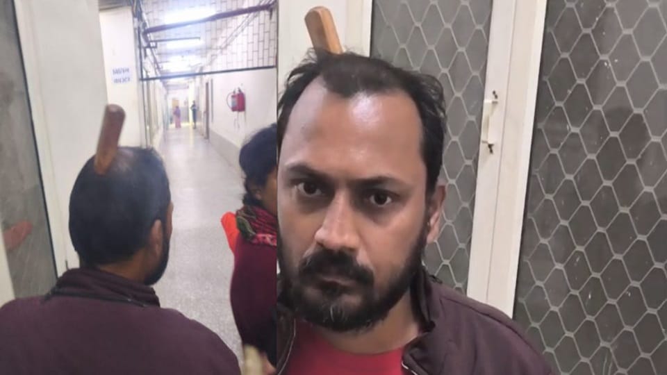 Young man attacked with sharp object on head, agra viral video