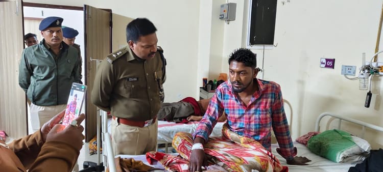 Bihar: शराब माफियाओं द्वारा बाइक सवार पर फायरिंग, युवक गंभीर रूप से घायल; एसपी ने अस्पताल पहुंचकर लिया जायजा