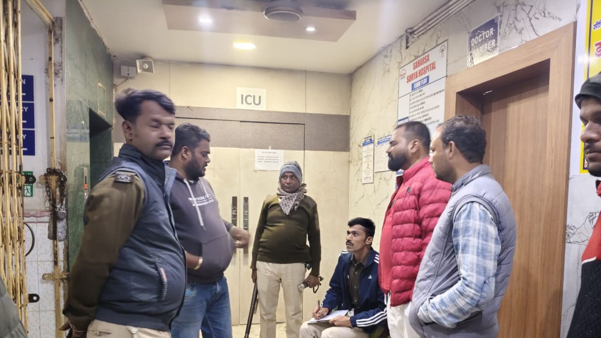 अस्तपाल में मौजूद पुलिस