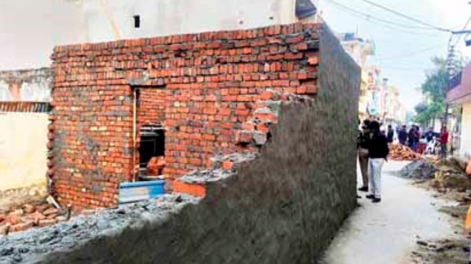 Meerut: House Illegally Built in Middle of Road; Housing Board Team Stops Construction Amid Chaos