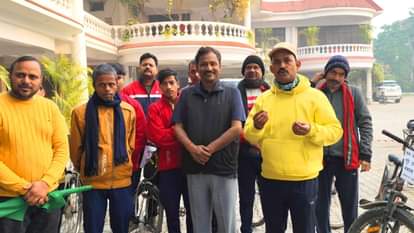 Cycle Yatra reached Handia in Prayagraj, District Panchayat President gave a warm welcome.