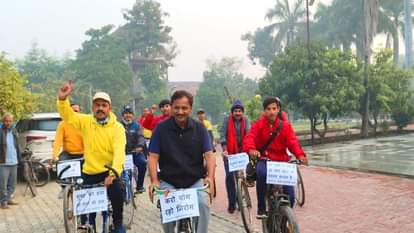 Cycle Yatra reached Handia in Prayagraj, District Panchayat President gave a warm welcome.