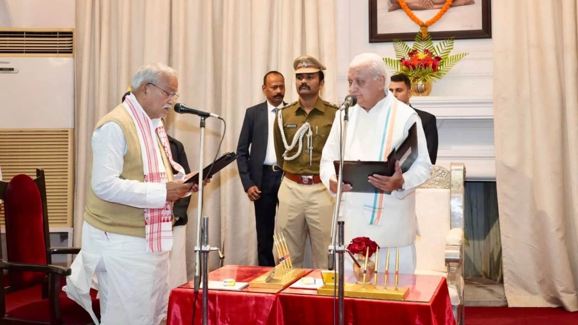 शपथ लेते एन एन यादव