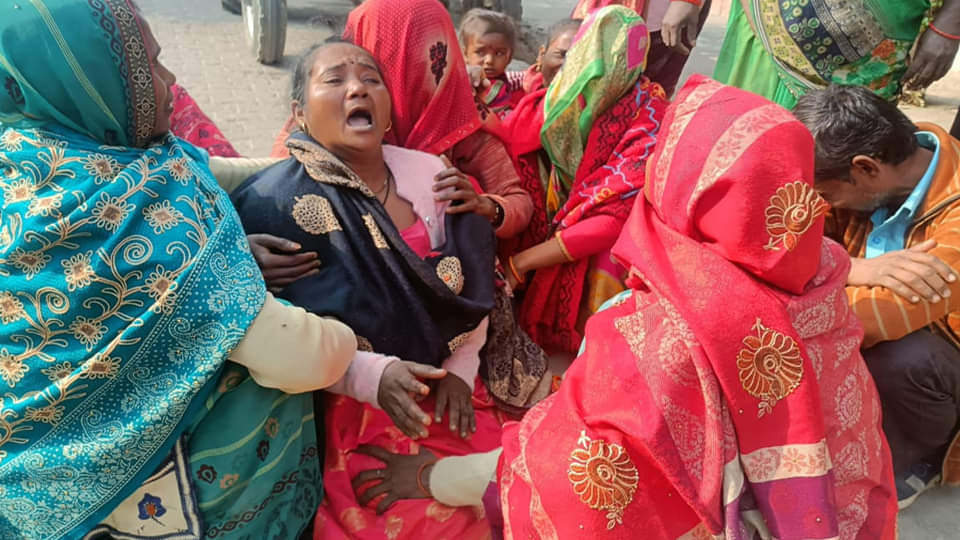 बिलखते परिजन