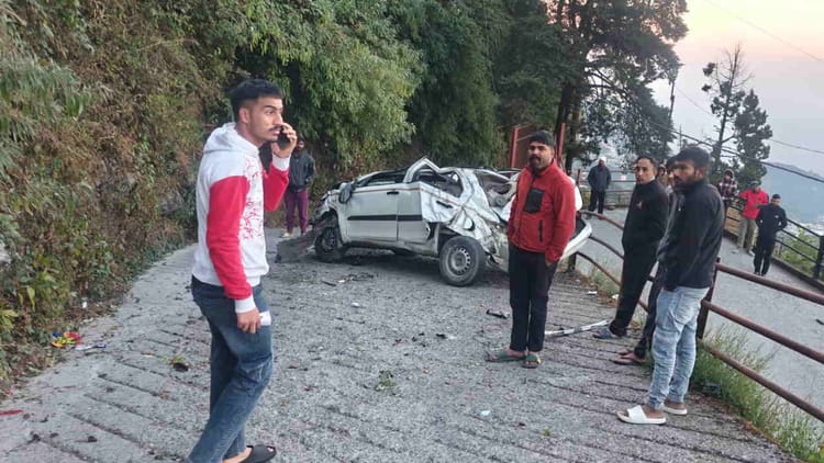 Mussoorie Accident: अनियंत्रित होकर कार मुख्य मार्ग से गिरी नीचे, दुर्घटना में कार चालक युवक गंभीर घायल