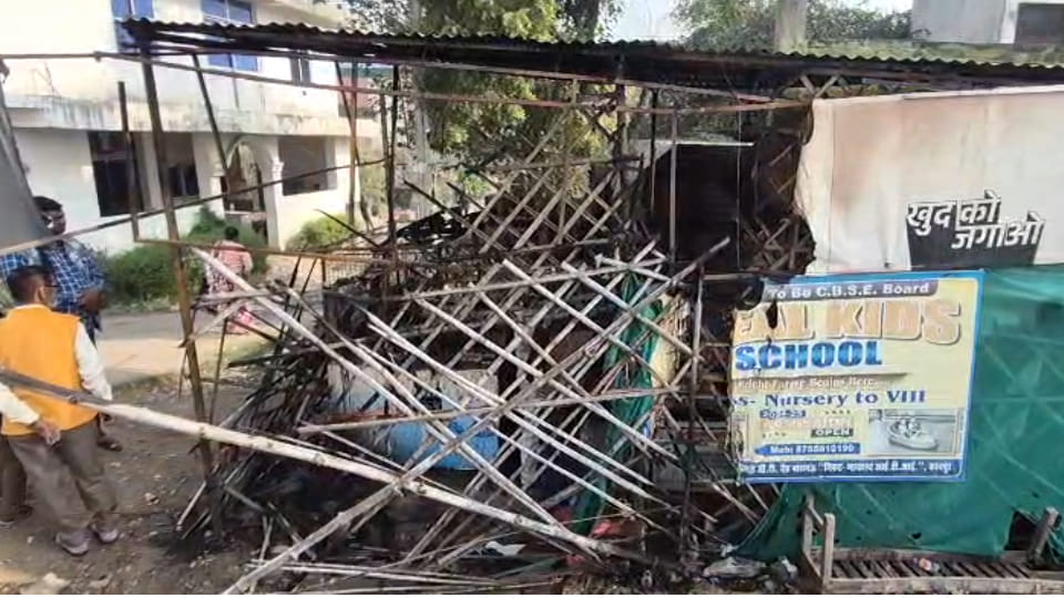 Kanpur: Dhaba and general store catch fire, causing a loss of 75,000 rupees