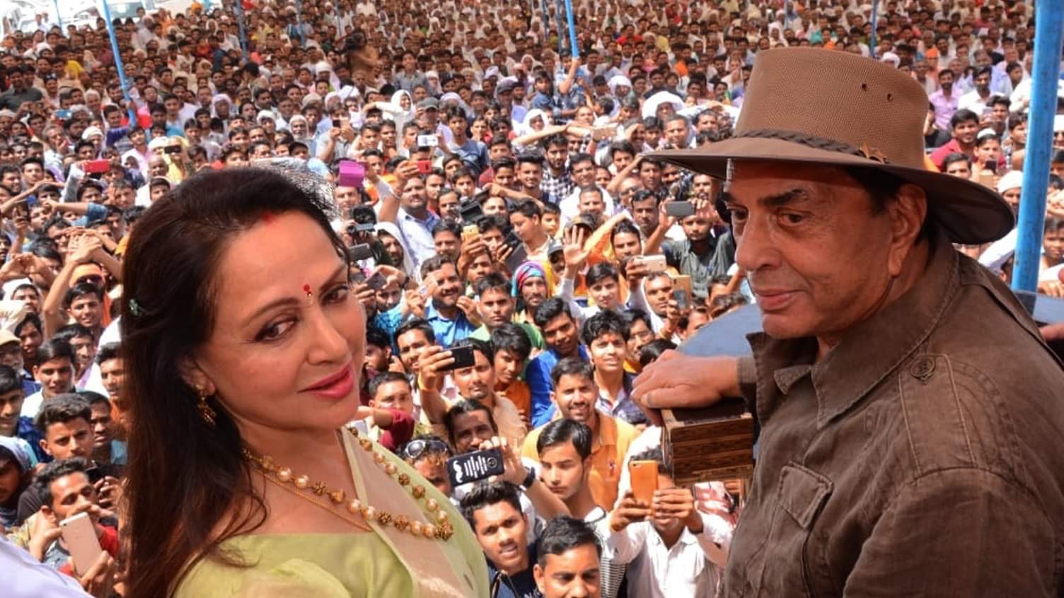 Dharmendra dance vigorously among Jats in Delhi who refrained from dancing in films