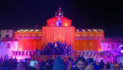Chardham Yatra 2025 Badrinath Dham decorated with 10 quintals of flowers temple doors to close Tomorrow