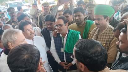 Farmers met the Sugarcane Minister at Satha Sugar Mill Aligarh