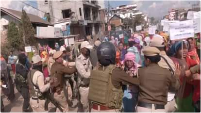 Internally displaced people clash with security forces as they attempt to return to native homes