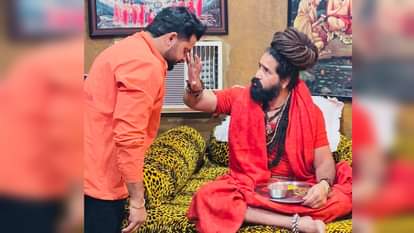 Cricketer Suresh Raina visited the Bade Hanuman Temple and offered prayers, feeding jaggery to cows.