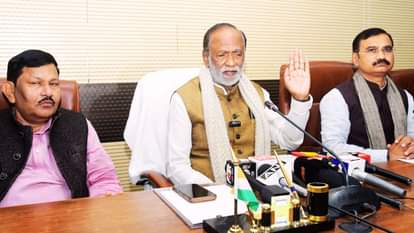 मीडिया से बातचीत करते भाजपा नेता।