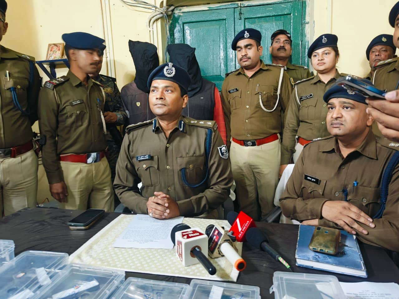 मामले की जानकारी देते पुलिस अधिकारी।