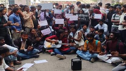 Allahabad University: Violent protests against suspension of students, heavy force deployed