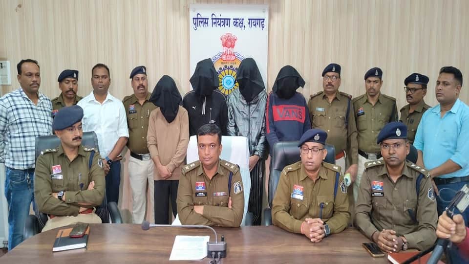 पुलिस की गिरफ्त में आरोपी