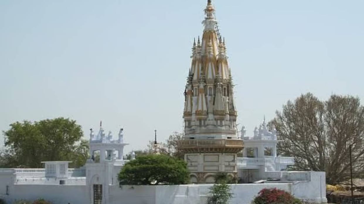 Lucknow: A packet labelled 'Dastarkhan' was found in the temple premises. Upon opening, bones and cold drink b