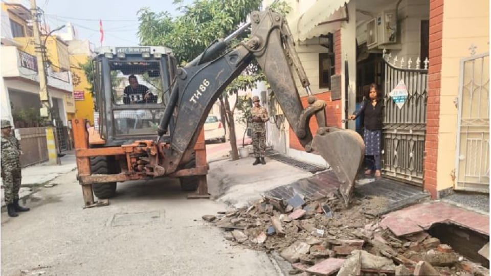 Municipal Corporation removed encroachment in Dayalbagh