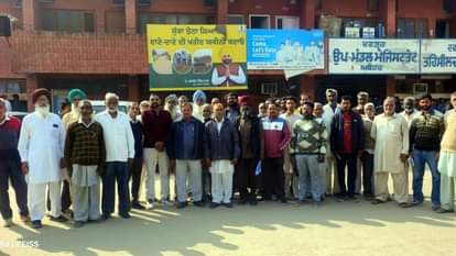 Farmers expressed their anger in front of the SDM office in Abohar