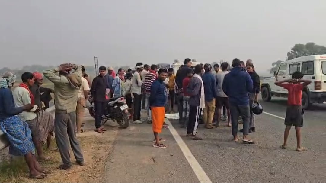 Bihar Accident: Tragic accident on Bakhtiyarpur four lane elderly bike rider dies news in hindi