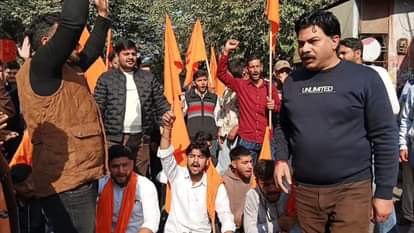 Hindu organizations are determined to cancel the admission of Muslim students.