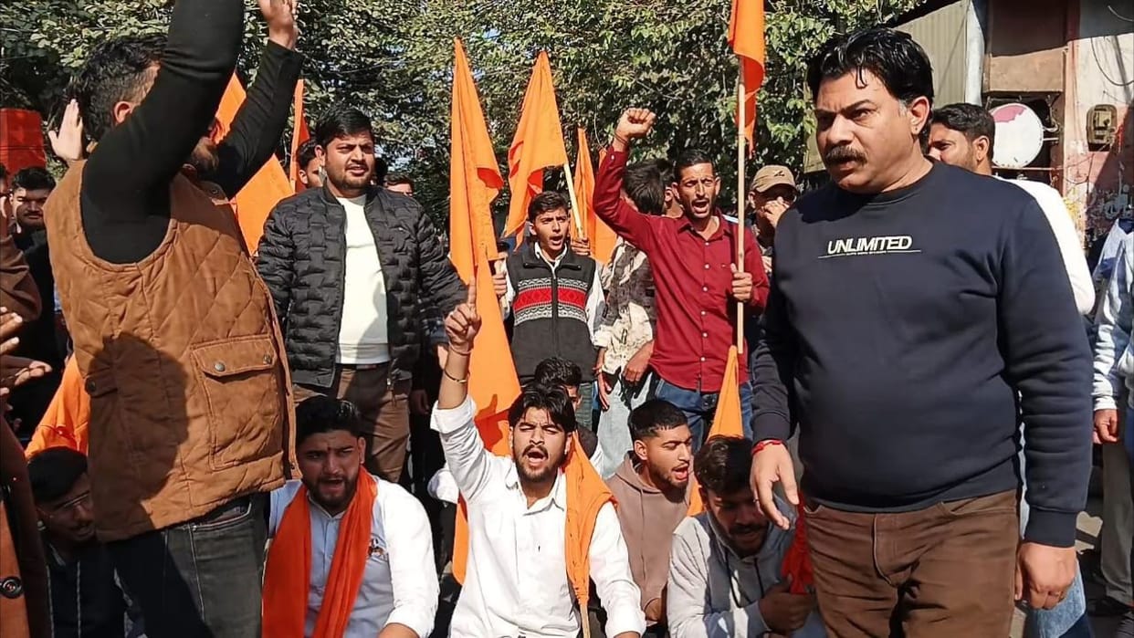 Hindu organizations are determined to cancel the admission of Muslim students.