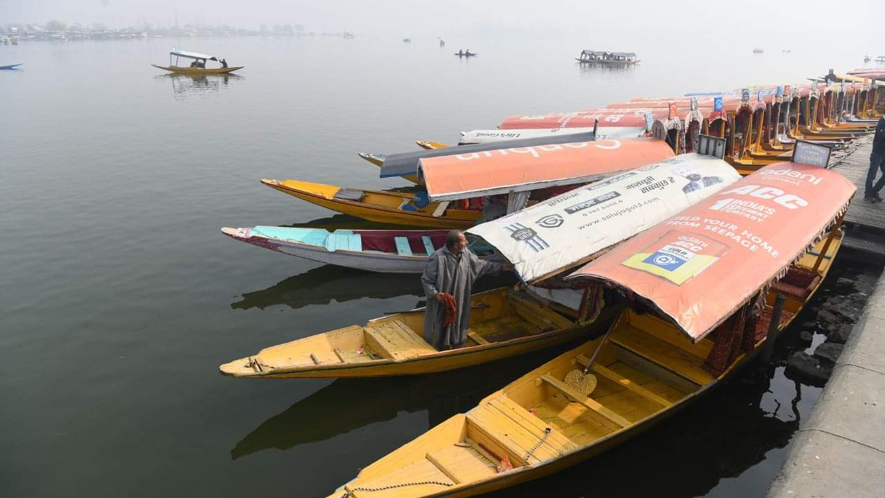 Minimum temperatures dip below freezing in most districts of Kashmir, with clear weather expected until the 30