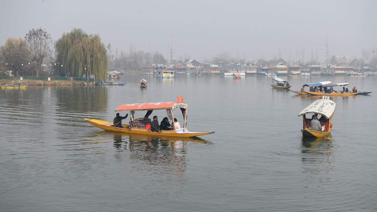 Minimum temperatures dip below freezing in most districts of Kashmir, with clear weather expected until the 30