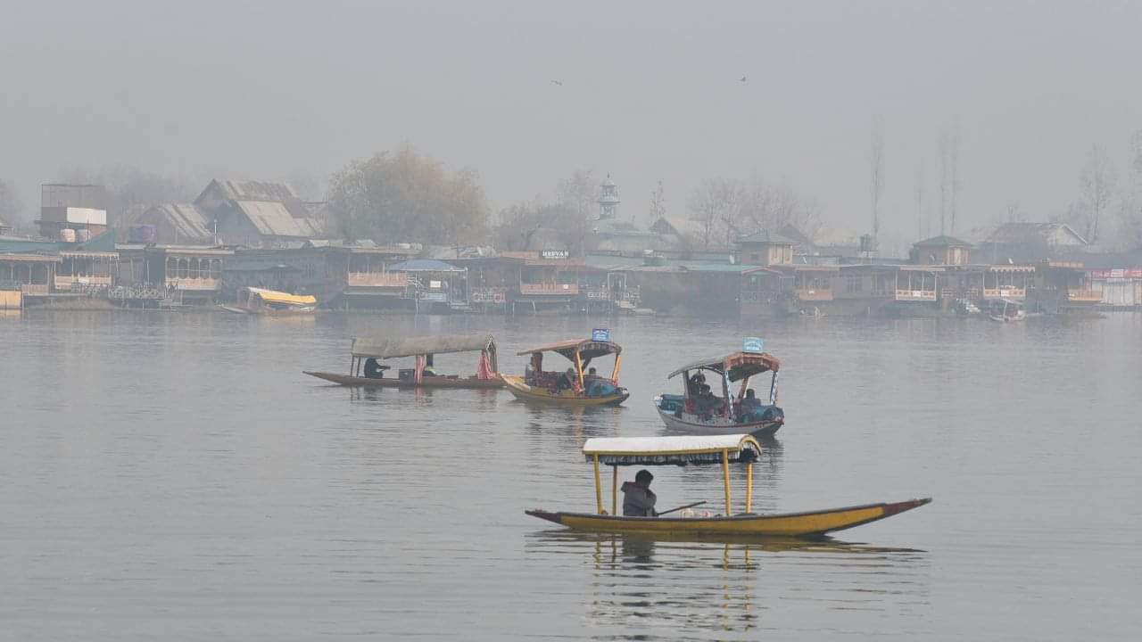 Minimum temperatures dip below freezing in most districts of Kashmir, with clear weather expected until the 30