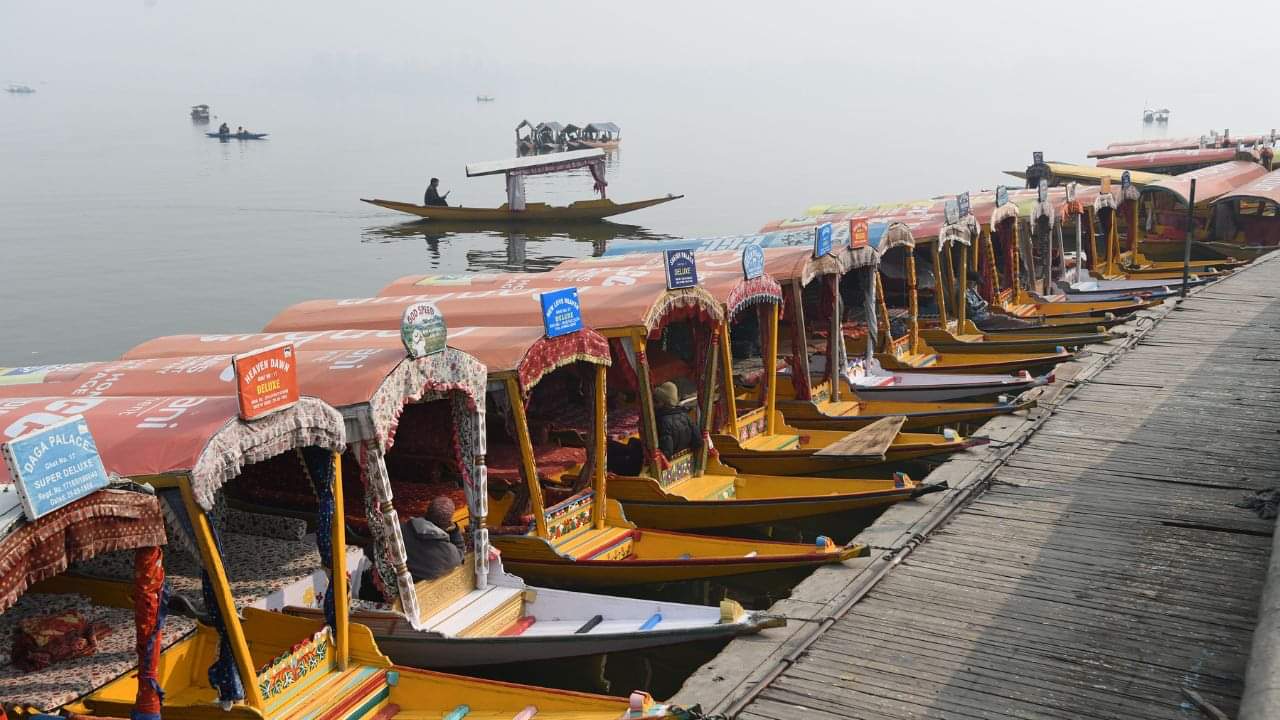 Minimum temperatures dip below freezing in most districts of Kashmir, with clear weather expected until the 30