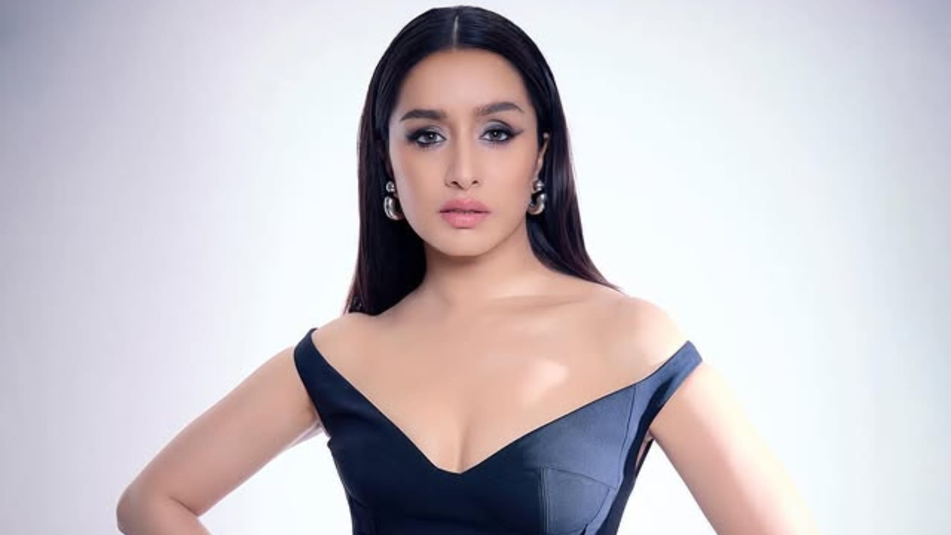 Bollywood Actors Who Were Replaced During Shooting Rekha Aishwarya Shraddha Kapoor Rinke Khanna