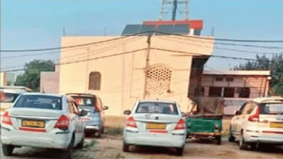 Eight cars of land mafias seized along Yamuna Expressway
