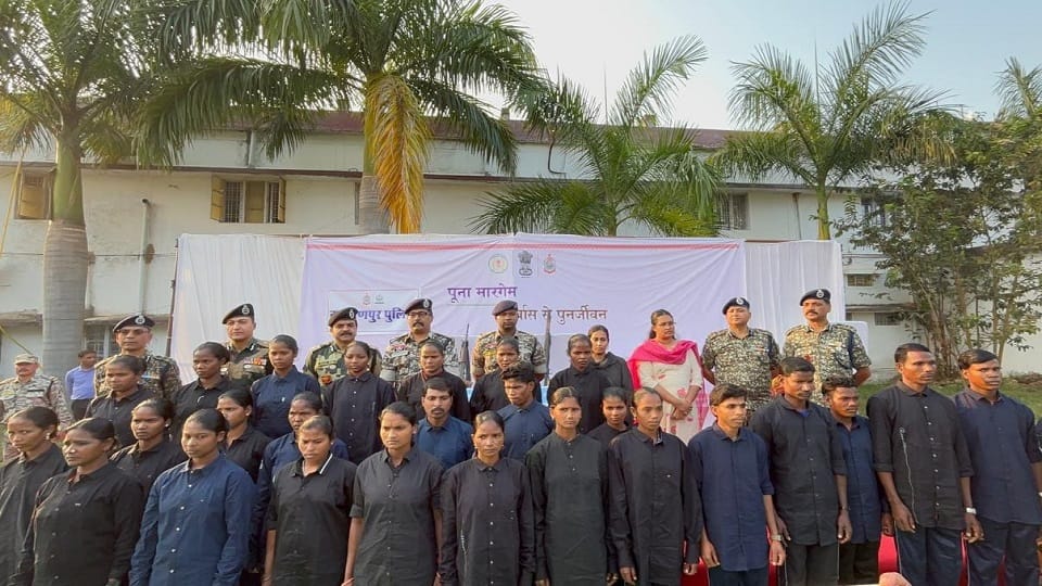 Chhattisgarh 28 Naxalites surrender in Narayanpur 22 Maoists had a total bounty of Rs 89 lakh on them