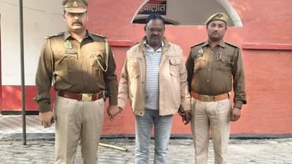 SI accused of demanding 5,000 rupees suspended in azamgarh police detained him for investigating assault case