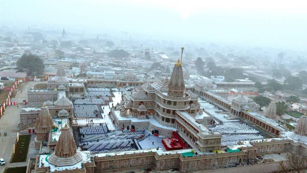 ध्वजारोहण पर राम नगरी के रंग: त्रेता युग जैसा आभास करा रही अयोध्या की भव्यता, ध्वजा पर बारिश-तूफान भी बेअसर