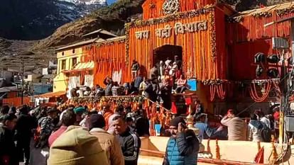 Badrinath Dham Rawal disguises himself as a female friend and keeps Goddess Lakshmi in company of Badri Vishal