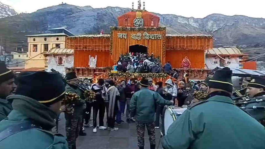 Badrinath Dham doors closed today for winter season 2025 Huge Crowd of Devotees Gathered Photos