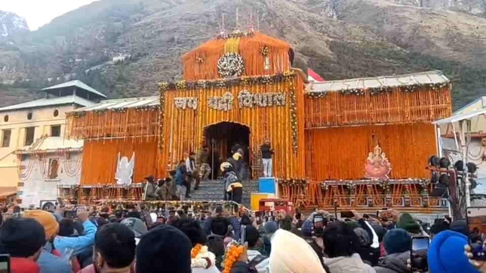 Badrinath Dham doors closed today for winter season 2025 Huge Crowd of Devotees Gathered Photos