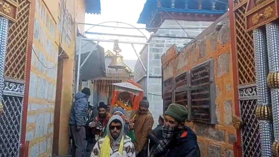 Badrinath Dham doors closed today for winter season 2025 Huge Crowd of Devotees Gathered Photos