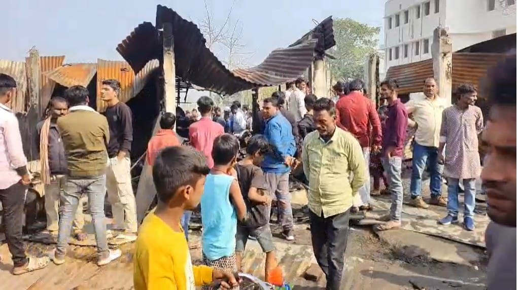 घटनास्थल पर जुटी भीड़