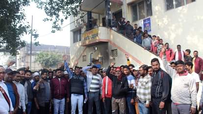 हाथरस नगर पालिका में हंगामा करते सफाई कर्मचारियों